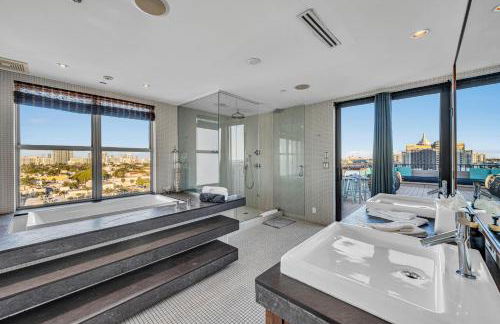 Crown Jewel of Ocean Drive- 2 story Penthouse, 4 Bedrooms & Private rooftop spa - Foto 22