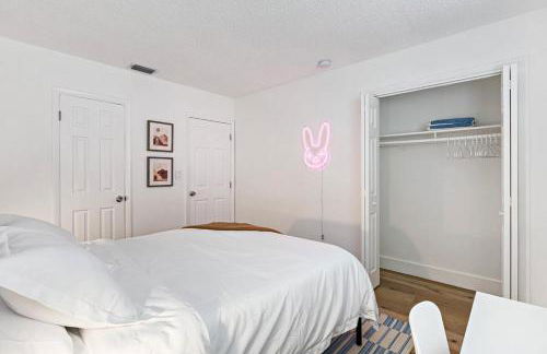 Stylish 2 BR Condo - Free Parking on Premises - Foto 11