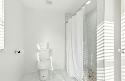 New Modern Updated Secure and Private Home - Foto 37