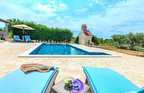 Holiday House Paula sa privatnim grijanim bazenom na mirnoj lokacija blizu mora - Foto 60