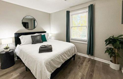 King Bed! Soaking tub! Fenced Yard w Screen Patio - Foto 47