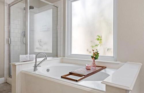 Artist Retreat at Cypress Creek - Hotub - Sleeps 9 - Photo 4