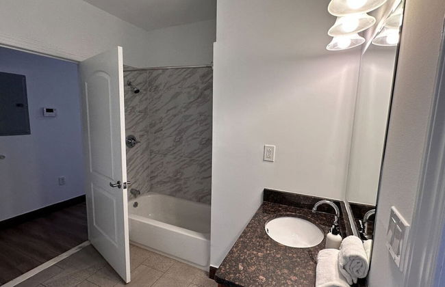 Sosuite 2BR Apt w W D Gym On-site Restaurant - Photo 19