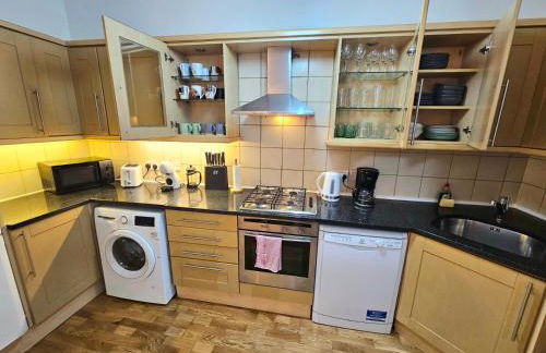 Spacious & Cosy 2 Bedroom Home plus 2 Sofa-beds with Private Entrance and Back Patio, 3 min walk to Earl's Court Station - Photo 10