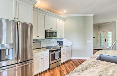 Walk to Lake Middlefield Home with Fire Pit - Foto 8