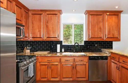 The Mighty Pines Retreat + Large Patio + BBQ+View! - Foto 10