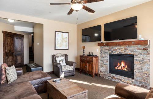 Private Hot Tub, Minutes to Ski, Cozy Getaway, Beautiful Condo- Large 3BR, Private Garage! - Photo 22