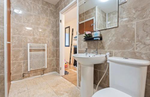 Luxury 2 Bedroom Apartment with Free Parking Opposite Queen Elizabeth Hospital - Photo 15