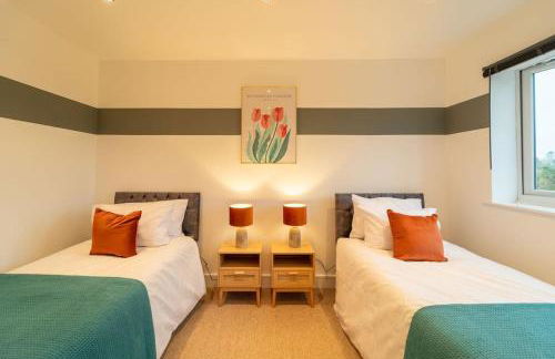 Perfect Getaway 3 Bedroom Home with Fast WiFi & Parking - Photo 22