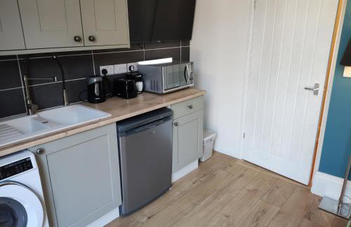 Self Check-in Micro Studio for max 2 guests in Central location RG4 with your own Kitchenette Bathroom Parking and Shared Garden - Photo 6