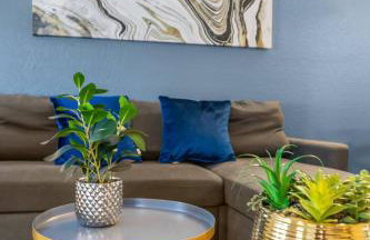 Modern 2BR near Downtown Pool, Gym, Free Parking - Foto 3