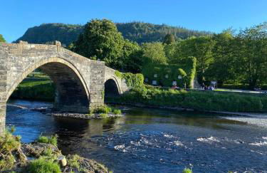Modern 4-bed Cottage Llanwrst Town Centre & Parking - Snowdonia! near Betws-y-Coed - Photo 38