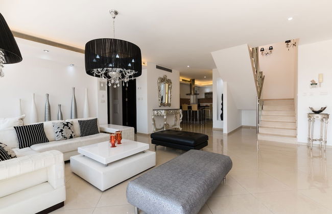 Apartment with Sauna, Hot Tub & Parking - Photo 31