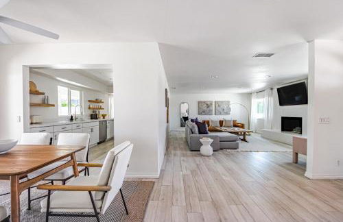 Spacious home with pool, fireplace, outdoor deck - Foto 8