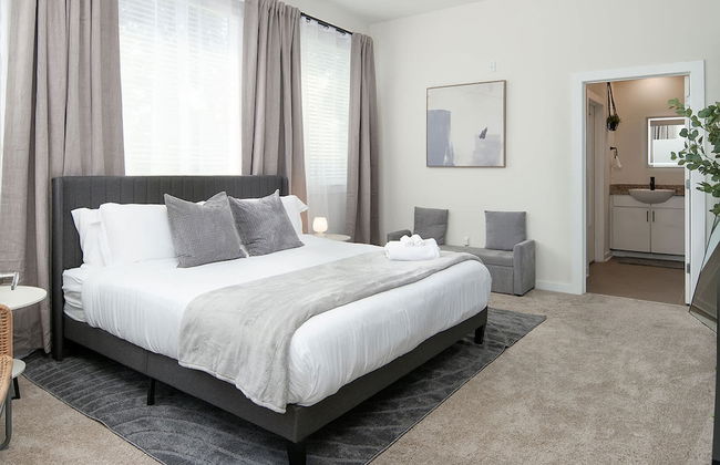 Uptown 1st Ward Corner Unit Superior 2BD Apt - Foto 3