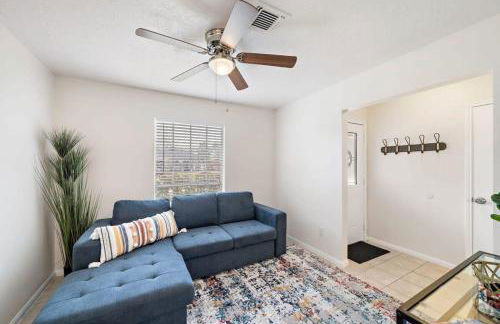 Covered Back Patio Covered Parking Game Room WIFI Smart TV's every room Washer & Dryer - Foto 7