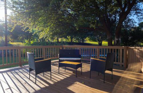 3BR Richardson Park Retreat With Deck Sleeps 11 - Photo 24