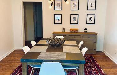 Spacious 4 BR 2BA Home with Bar and Fenced Yard - Foto 12