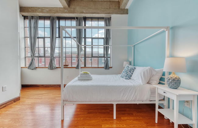 Sosuite 2BR Apt w Balcony W D Gym On-site Bar - Photo 9