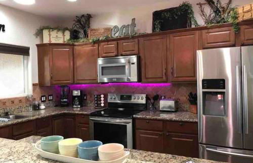 Spacious 3 BR with Pool Minutes Away from Lake - Foto 2