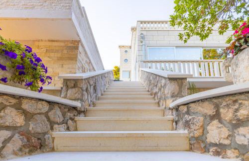 Villa Ragusea With a Private Beach - Photo 27