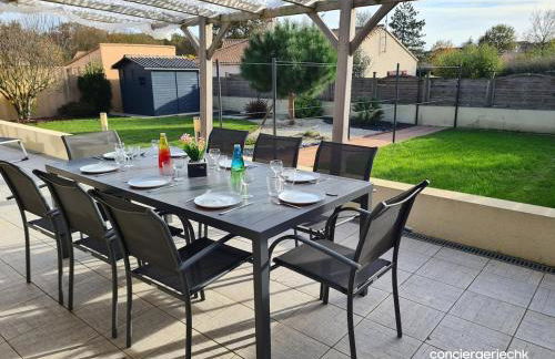Le Donjon charmant gîte avec jardin et terrasse proche du Puy duFou - Photo 4