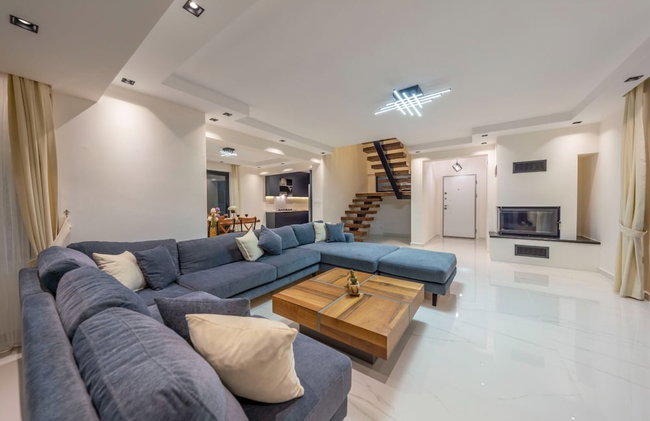Luxury 4-bed Villa With Private Pool and Jacuzzi - Photo 15