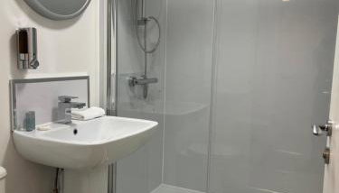 12 Plants Yard -Modern Retreat - Foto 4, Shower