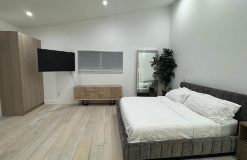 The Arts House - Private and Gated Home in Silver Lake with Pool & Views - Photo 42