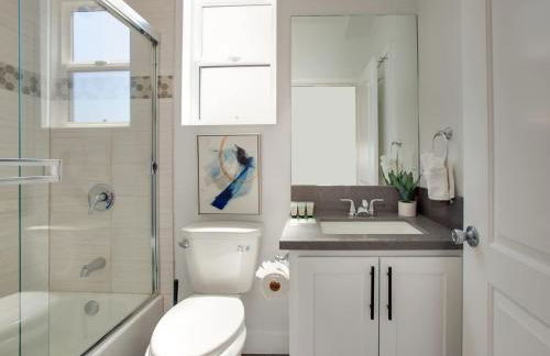 Luxury Townhome with Gated Parking and Private Balcony - Photo 18