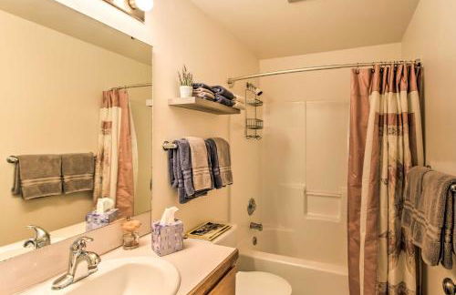 Quiet Lakefront Olympia Home with Dock on Half Acre - Foto 22