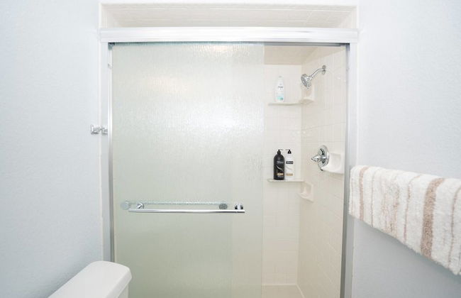 The Meadowlark Manor Spacious Backyard & Hot Tub - Photo 26