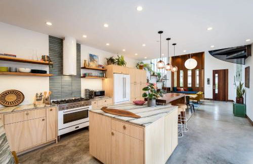 Modern indoor-outdoor living wHot Tub Walk to Beaches & Mountain Trails - Foto 14