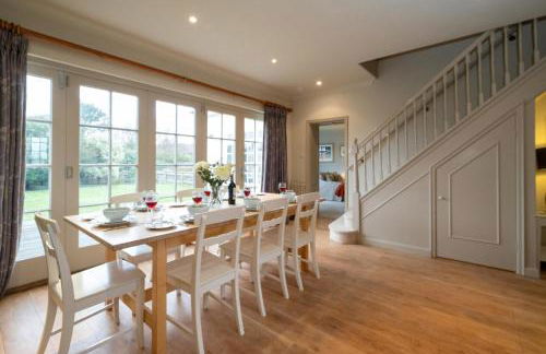 3 The Coastguards, Thorpeness - Only a stones throw from the Beach and very close to famous boating Meare, Country Club and Golf Club - Aldeburgh Coastal Cottages - Foto 1