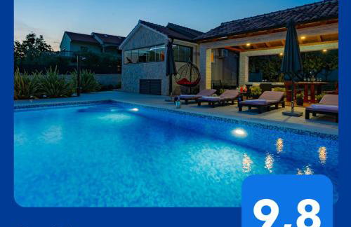 Villa Lorema-pet friendly on 5000 sqm garden,pool, jacuzzi, billiard&PS5 - Foto 1