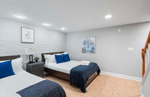 Charming Townhouse Retreat by CozySuites - Foto 14