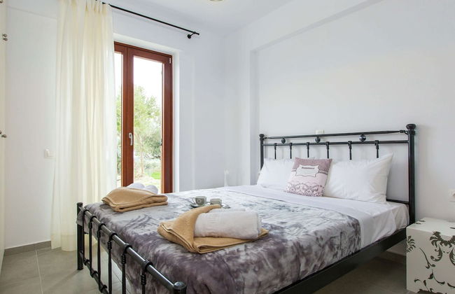 Villa in Arkadi With Pool Near the Sea - Photo 4