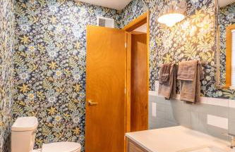 Family Retreat with Hot Tub, Game Room & Prime Location - Foto 18