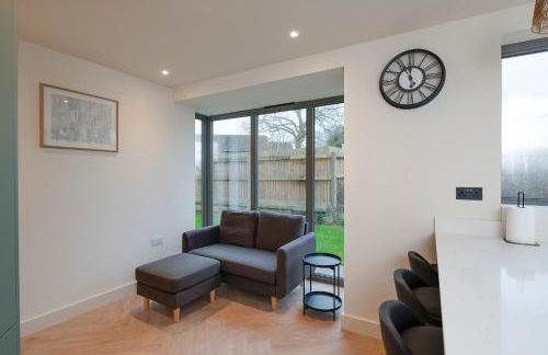 Spacious 5BR Home Near New Forest & Coast - Parking - Sleeps 10 - Photo 35