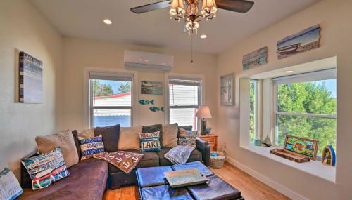 Steps to Lake! Charming Cabin Pool Access and Decks - Foto 5