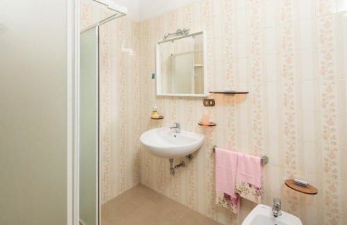 Exclusive 1970s villa with pool and garden by VacaVilla - Foto 26