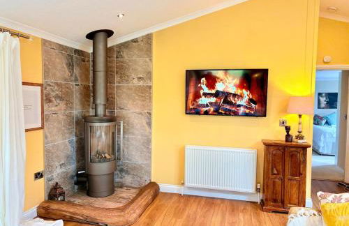 Hot Tub, Lake View, Peaceful Woodland Retreat - Photo 1