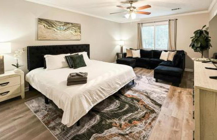 King Bed! Soaking tub! Fenced Yard w Screen Patio - Foto 3