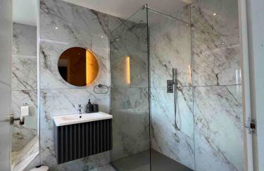 The Place with king beds, Ensuite Bathrooms, Close to Airport and Free Parking - Foto 3