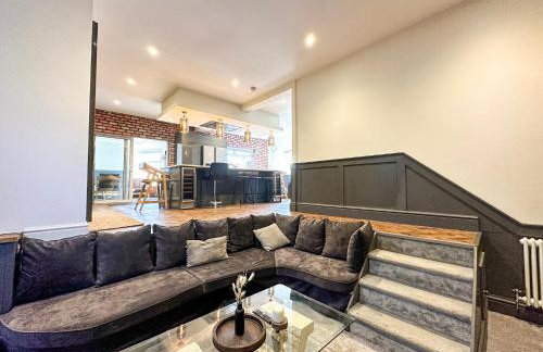 5BR Manchester Home Jacuzzi, Garden & Parking - Foto 2