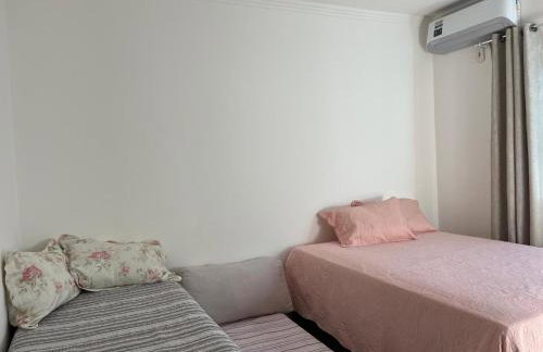 Apto 2 quartos, ar condicionado, 2 banheiros privativos, piscina, no Bairro Cambolo - Foto 28