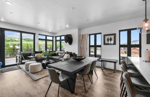 4-Season Modern Mountain Penthouse with Private Hot Tub & Scenic Views - Foto 48