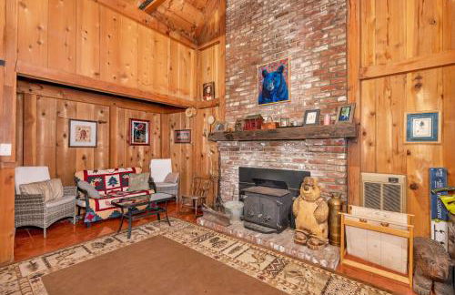 Rustic Knotty Pine - Minutes to the Water! - Photo 22