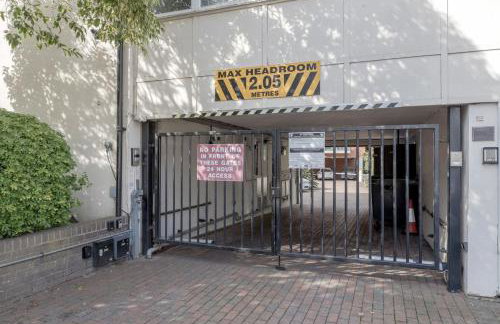 Elegant Epsom Modern Apartment - Photo 25