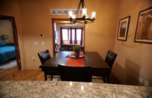 Enchanted Casita with Private Outdoor Hot Tub and Patio, Near Santa Fe Plaza, Sleeps 4 with free parking - Foto 20